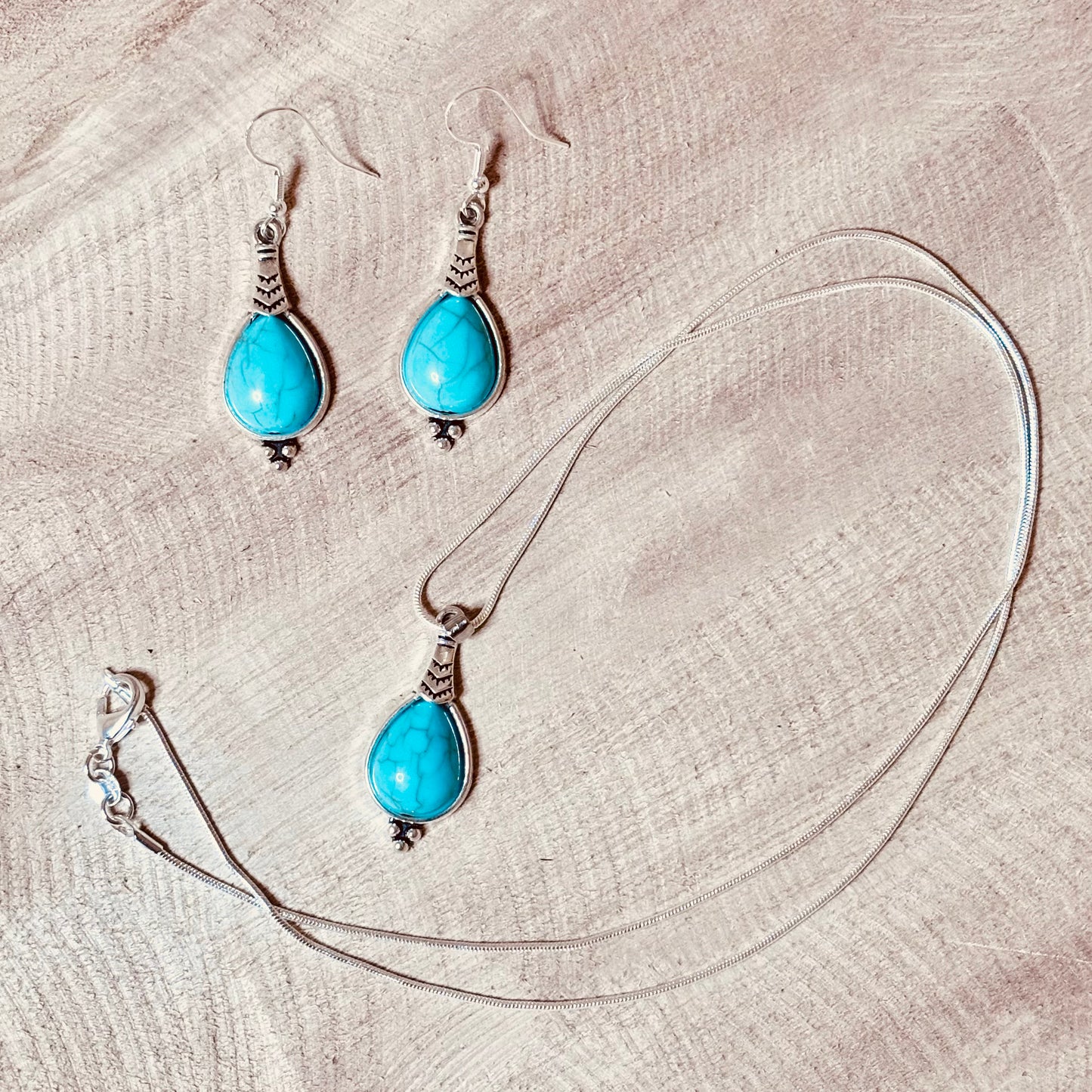 Turquoise Teardrop Necklace & Earrings Set – Vibrant & Elegant