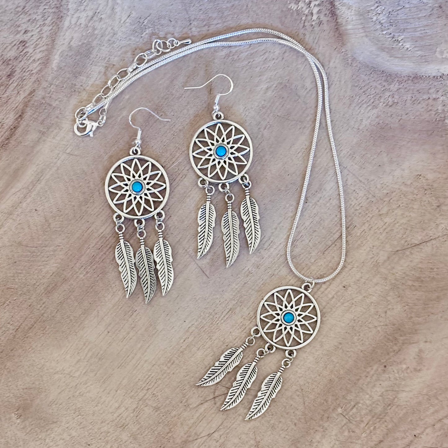 Dreamcatcher Spirit Set – Feathers, Freedom & Turquoise Charm