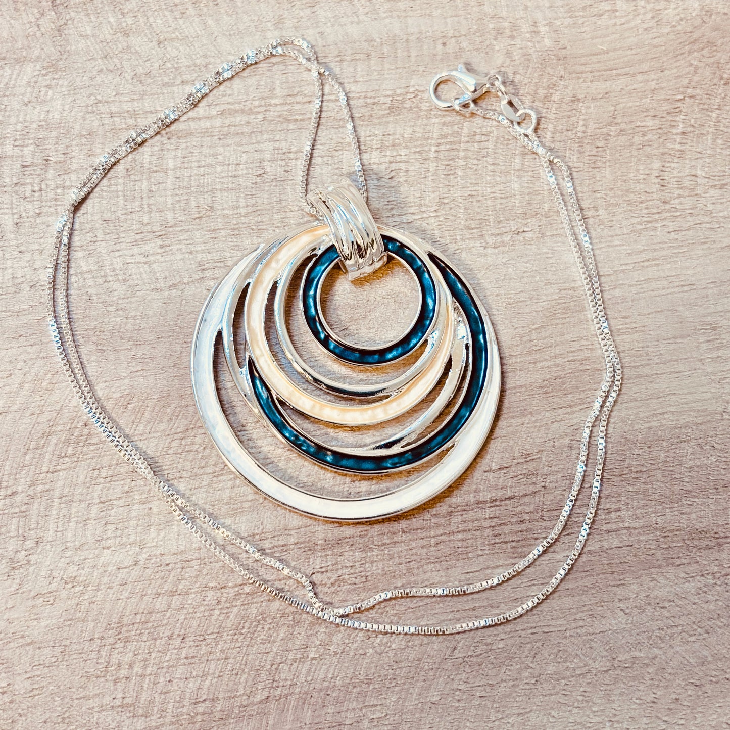 The Infinity Circle Necklace – Modern & Timeless